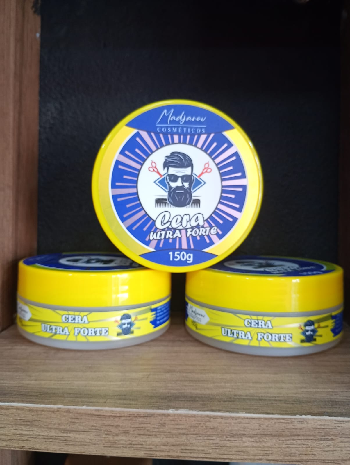 Cera Ultra Forte foi desenvolvida para modelar seu penteado sem perder o aspecto natural dos cabelos. Modelando seus cabelos de forma simples ,rápida e com brilho molhado permite que você consiga mudar seu penteado da forma que preferir ao longo do dia.